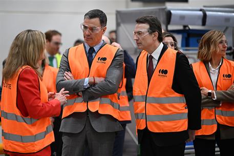 18/03/2025. Pedro Sánchez visita una planta de electrolizadores en Guadalajara. El presidente del Gobierno, Pedro Sánchez, atiende a las exp...